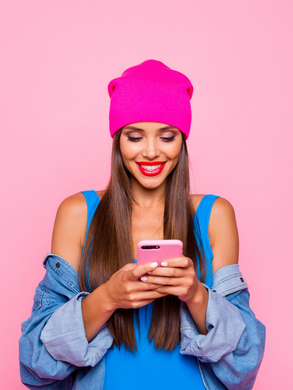 smiling-woman-typing-on-the-phone