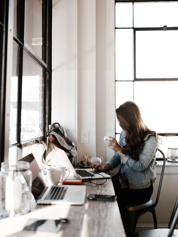 woman-blogging-in-a-caffee
