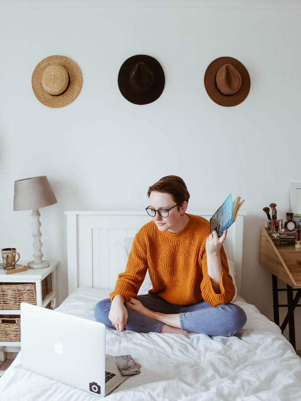 woman-in-bed-blogging