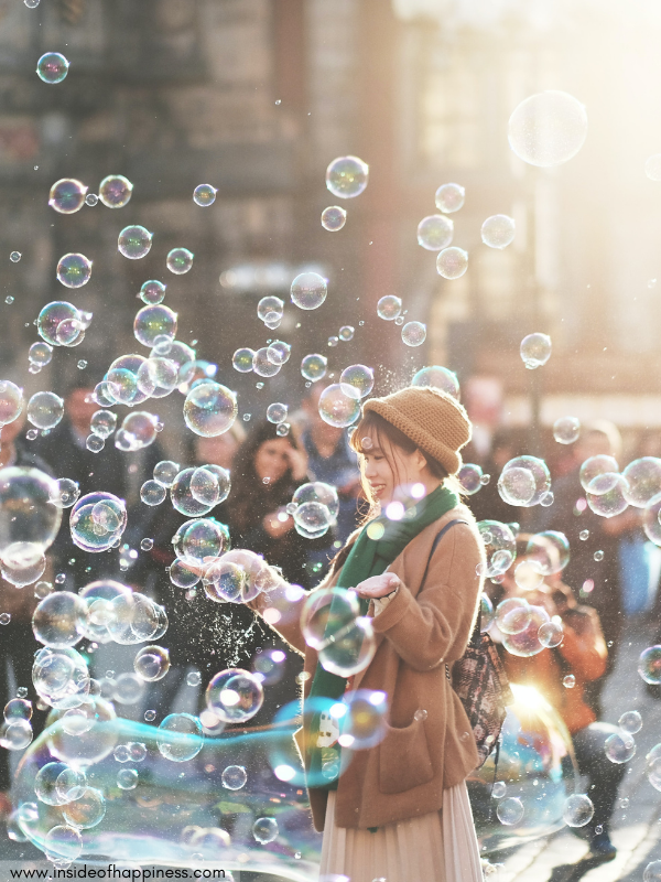 happy-lady-between-water-baloons