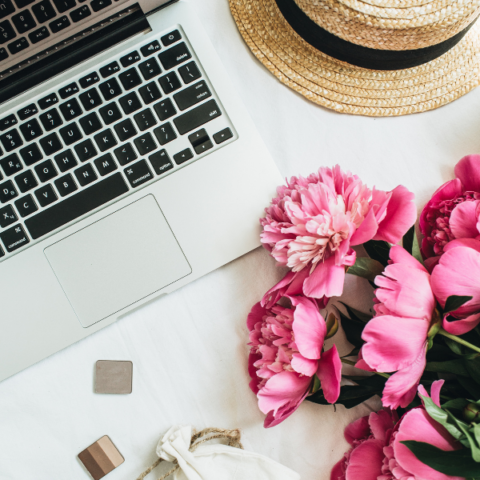 laptop-hat-flower-bouquet