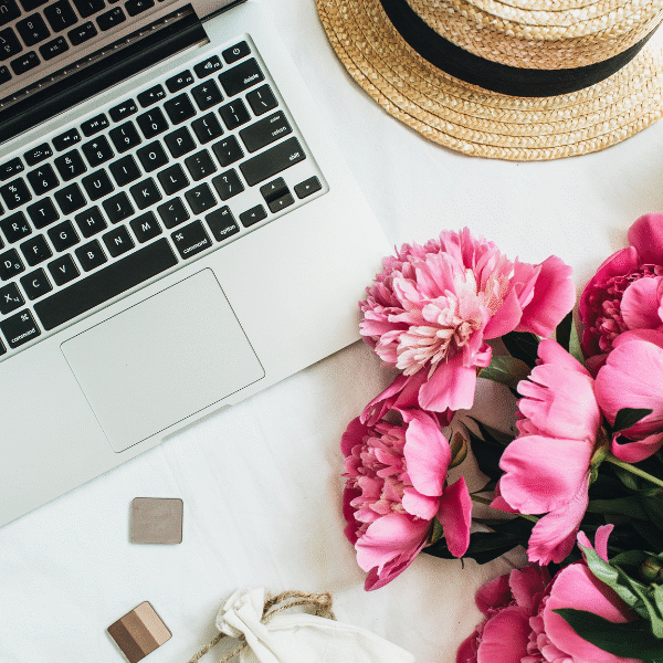 laptop-hat-flower-bouquet