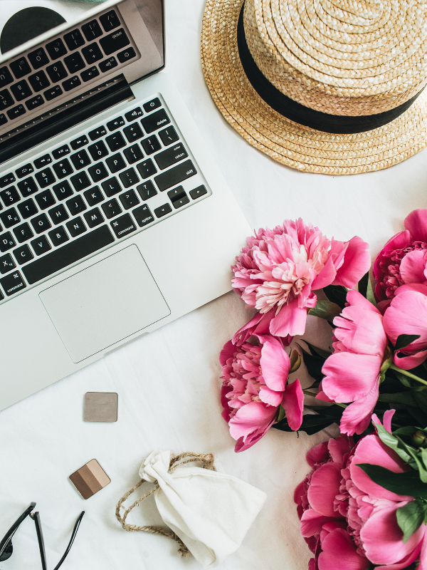 laptop-hat-flower-bouquet