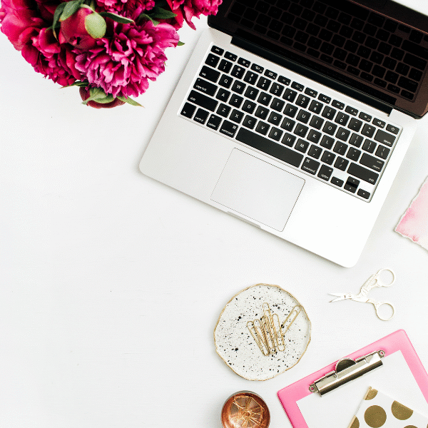 laptop-on-a-desk-and-a-burgundy-flower-bouquet