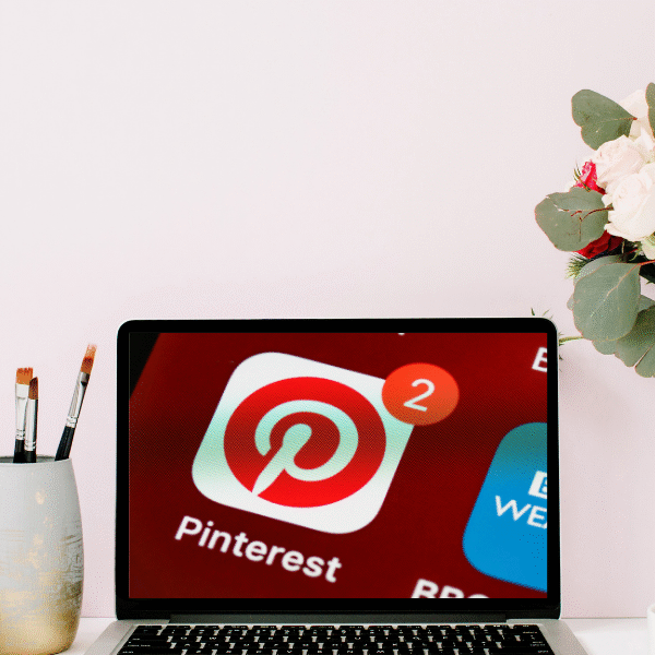 laptop-on-a-desk-with-a-Pinterest-loge-picture