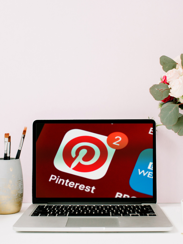 laptop-on-a-desk-with-a-Pinterest-loge-picture