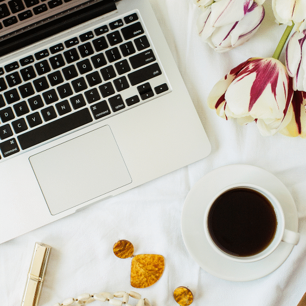 laptop-and-coffee-in-bed