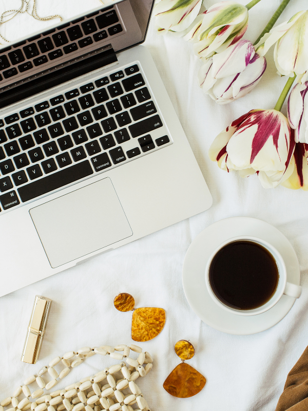laptop-and-coffee-in-bed
