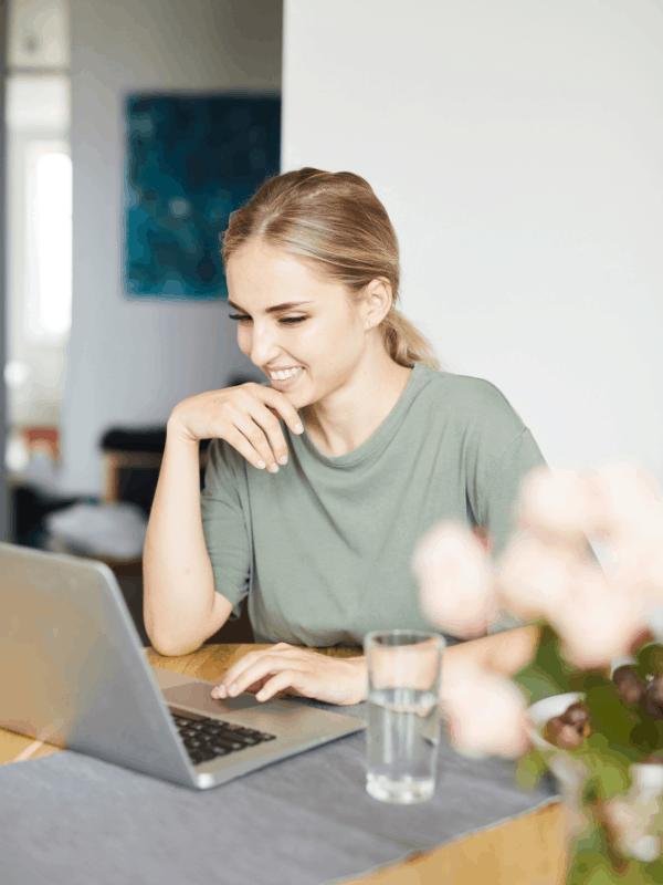 woman-videochat-with-friends