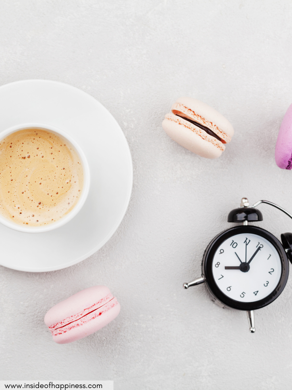 a-clock-macaroons-and-coffee