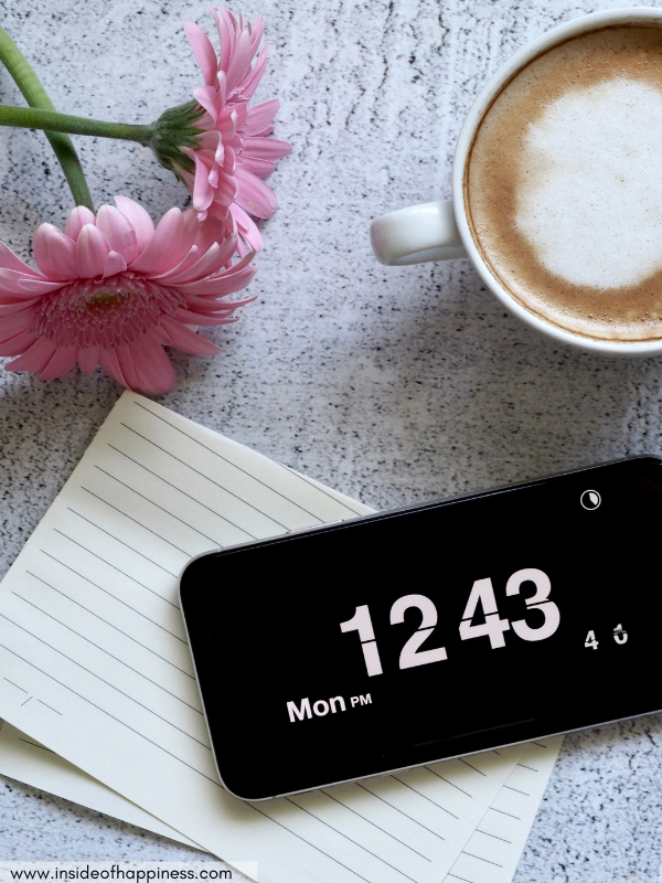 a-phone-with-a-clock