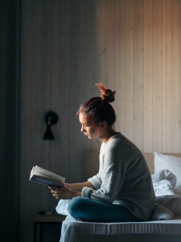 woman-reading-in-bed