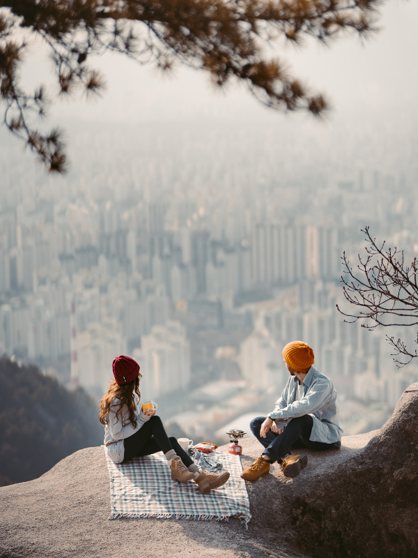 couple-standing-on-a-cliff