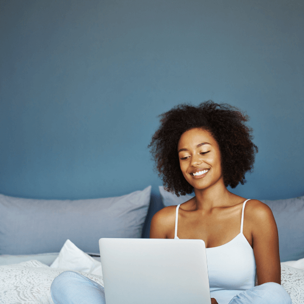 woman-blogging-in-bed