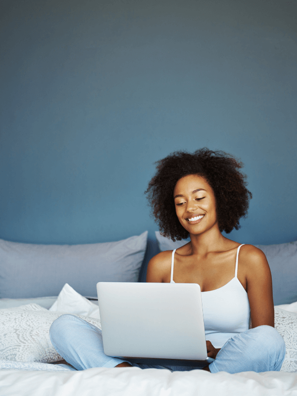 woman-blogging-in-bed
