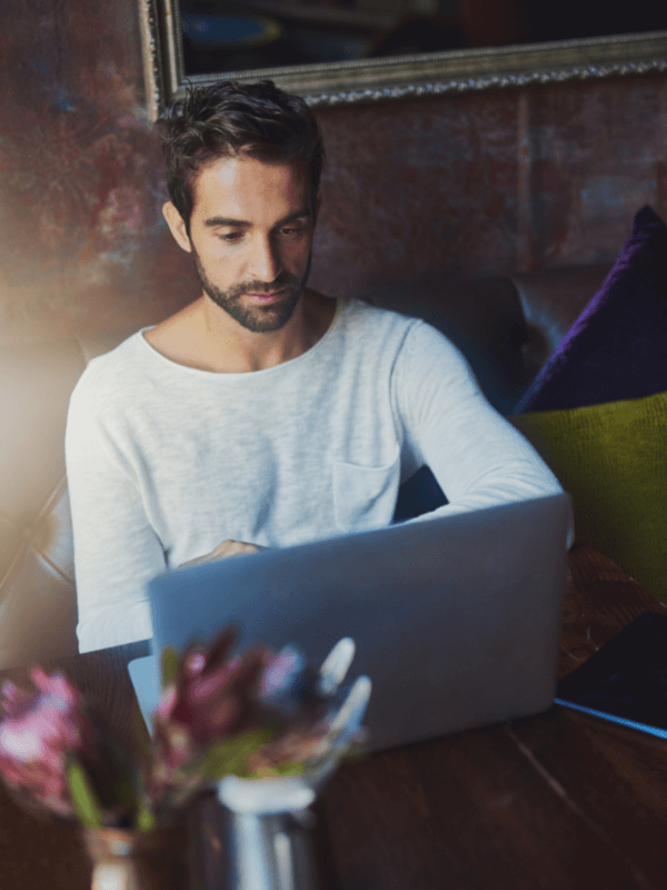 man-blogging-in-a-caffe