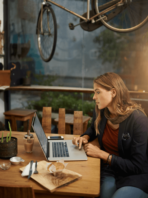 woman-blogging-in-a-cafe