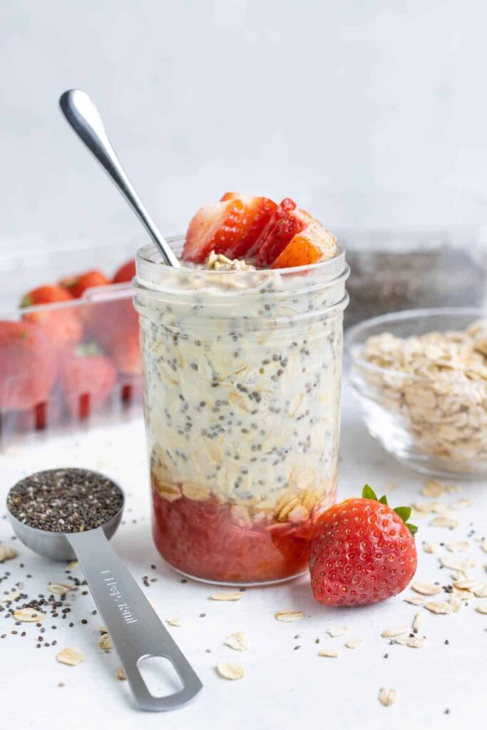 strawberry overnight oats